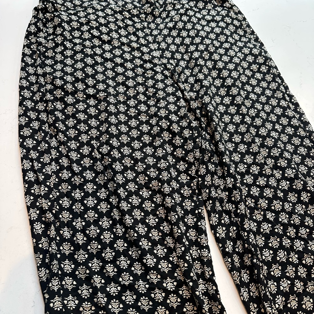 Old Navy Black and White Floral Pants
